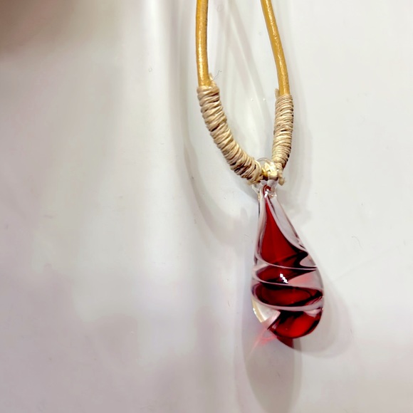 Hemp with Lampwork red swirled glass teardrop pendant - Picture 3 of 12